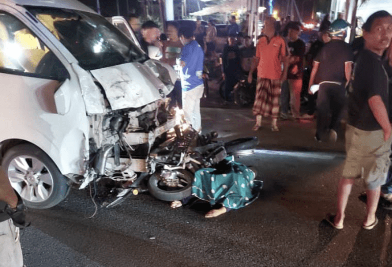 Pembantu kedai makan maut motosikal dirempuh van ‘langgar’ lampu merah